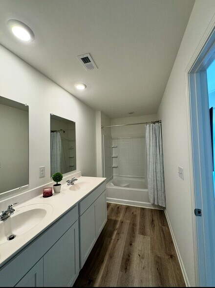 Building Photo - 245 Chelsea Park Cir