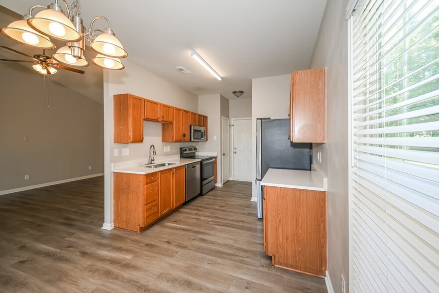 Building Photo - 8704 Rozumny Dr