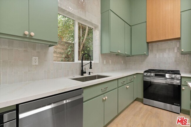 Building Photo - 8589 Rugby Dr