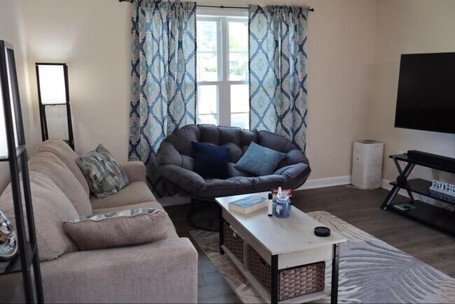 Building Photo - 3255 Catalpa Ave