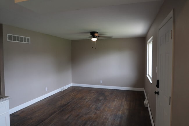 Building Photo - 1661 W Highview Dr