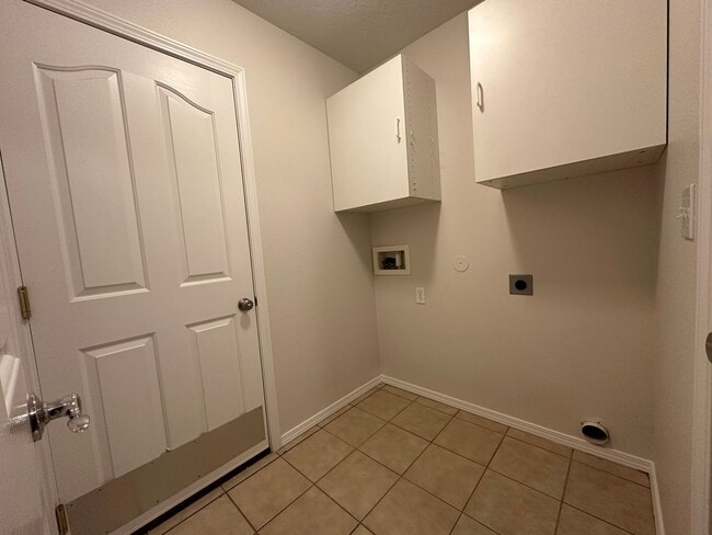 Building Photo - 3bed, 2bath 1,160sq.ft. 2car garage home i...