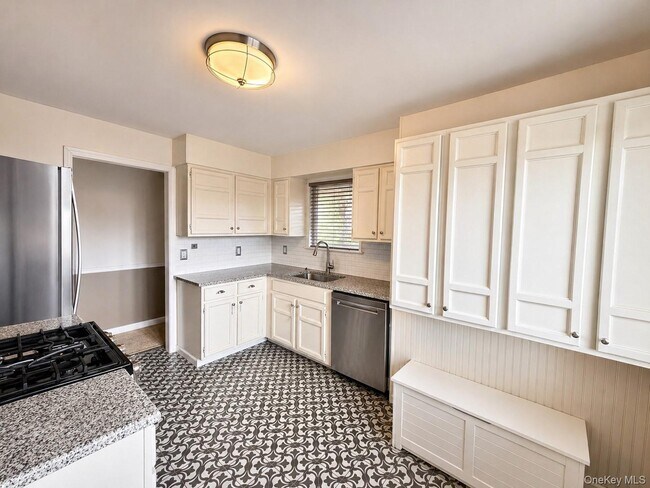 Building Photo - 10 Sycamore Dr