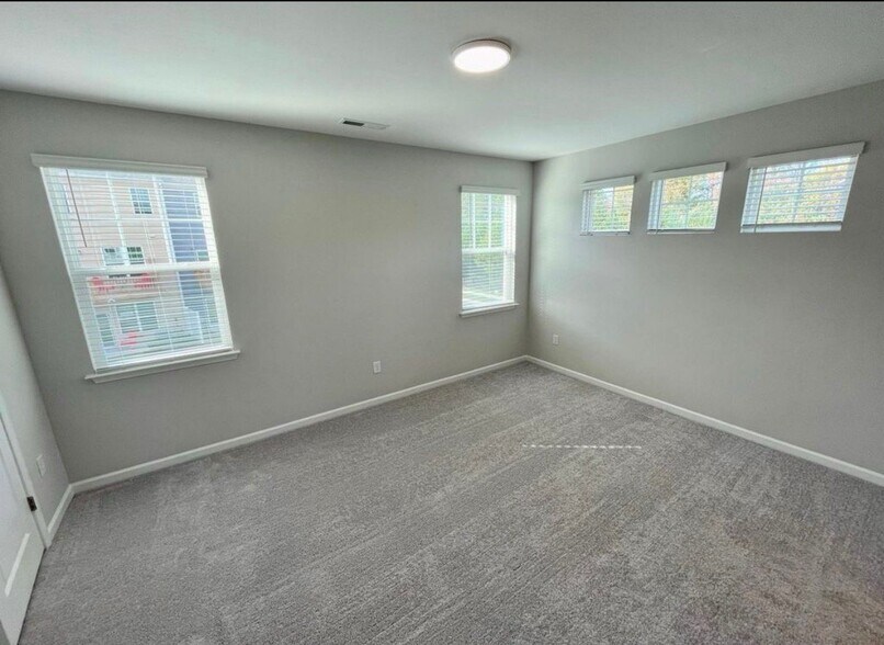 Building Photo - 1000 Manorhaven Dr