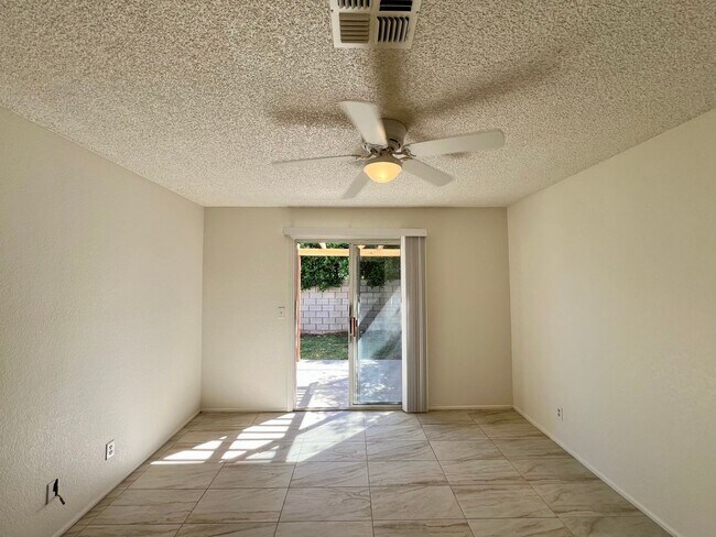 Building Photo - AVAILBLE NOW !!  3-bedroom 2 bath Duplex i...
