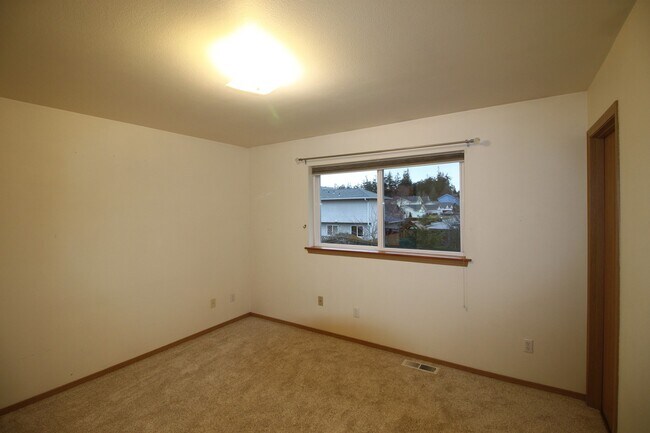 Building Photo - 3 Bed 2.5 Bath - Shannon Forest - Hillcrest - Pet Friendly - NAS Whidbey