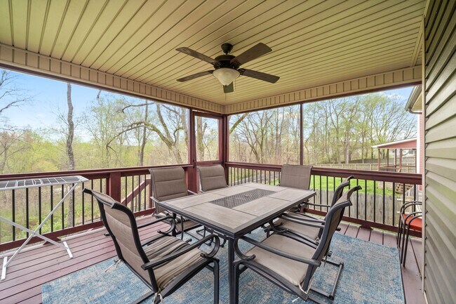 Building Photo - 1831 Camelot Dr