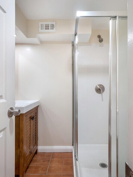 Building Photo - Spacious & sleek LeDroit Park apartment near wine bars & parks