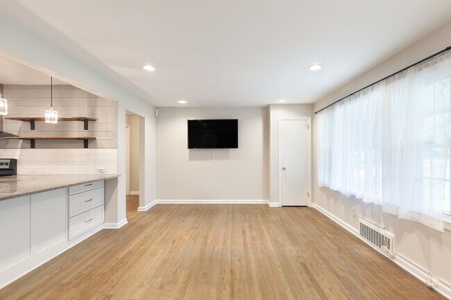 Building Photo - Renovated 3/2 w/ Fenced In Backyard and Co...