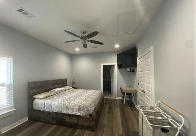 Building Photo - 1106 W Gregory St