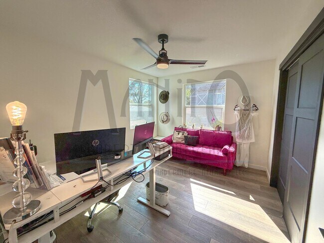 Building Photo - Beautiful Townhouse Steps From Centennial ...