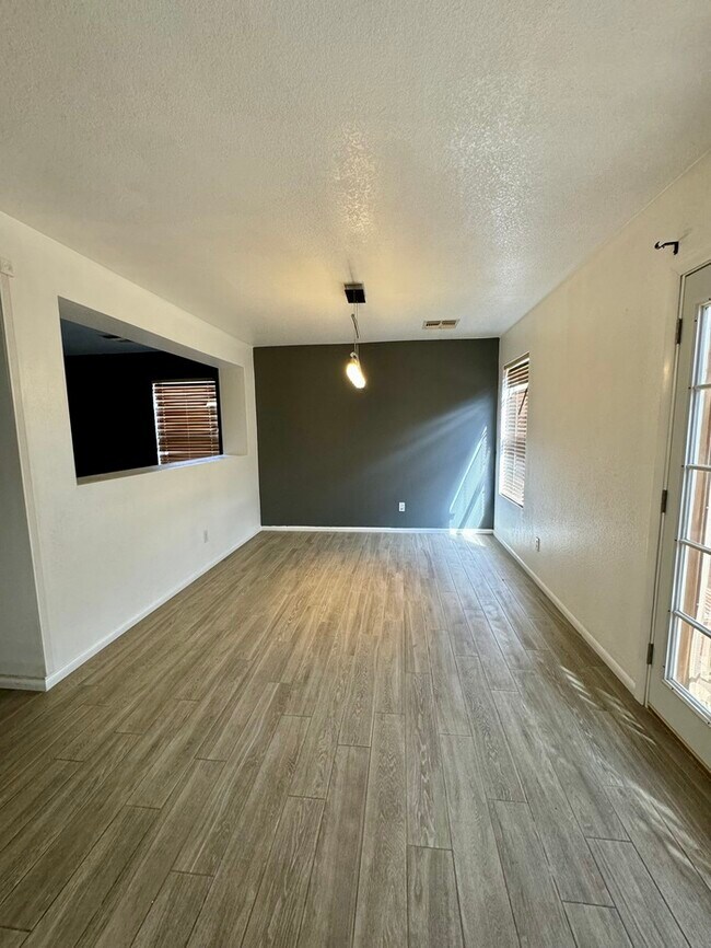 Building Photo - HOUSE FOR RENT