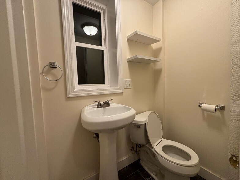 Building Photo - 53 Joy St