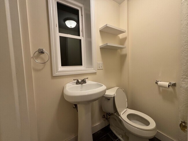 Building Photo - 53 Joy St