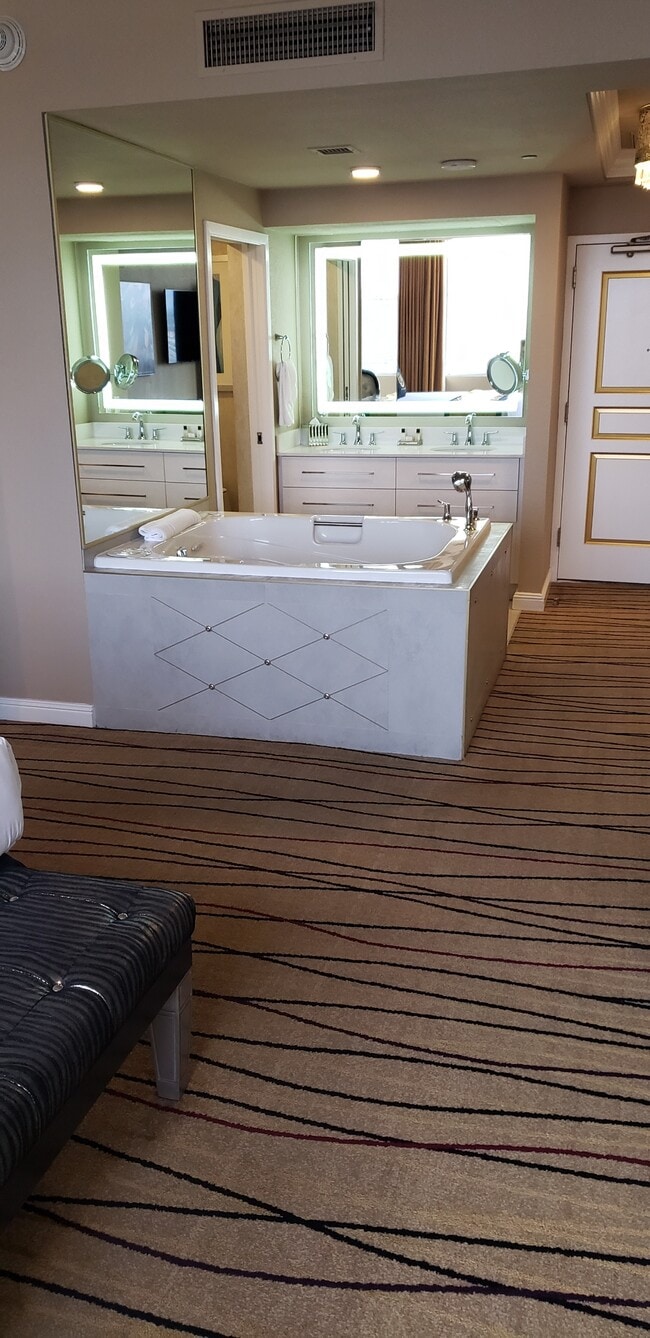 Building Photo - 3000 Paradise Rd