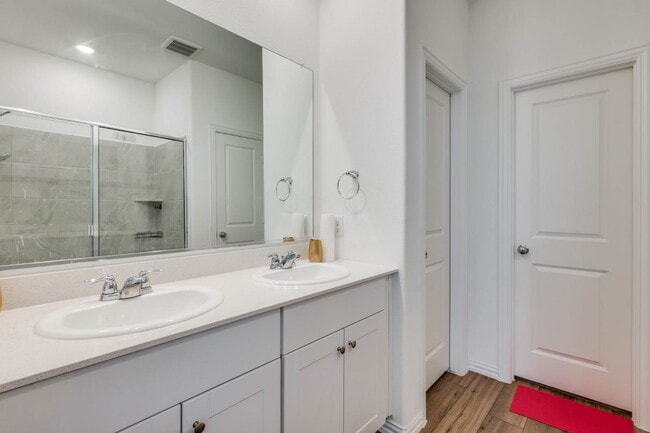 Building Photo - Beautiful 4BR/2BA Home with Open Floor Plan