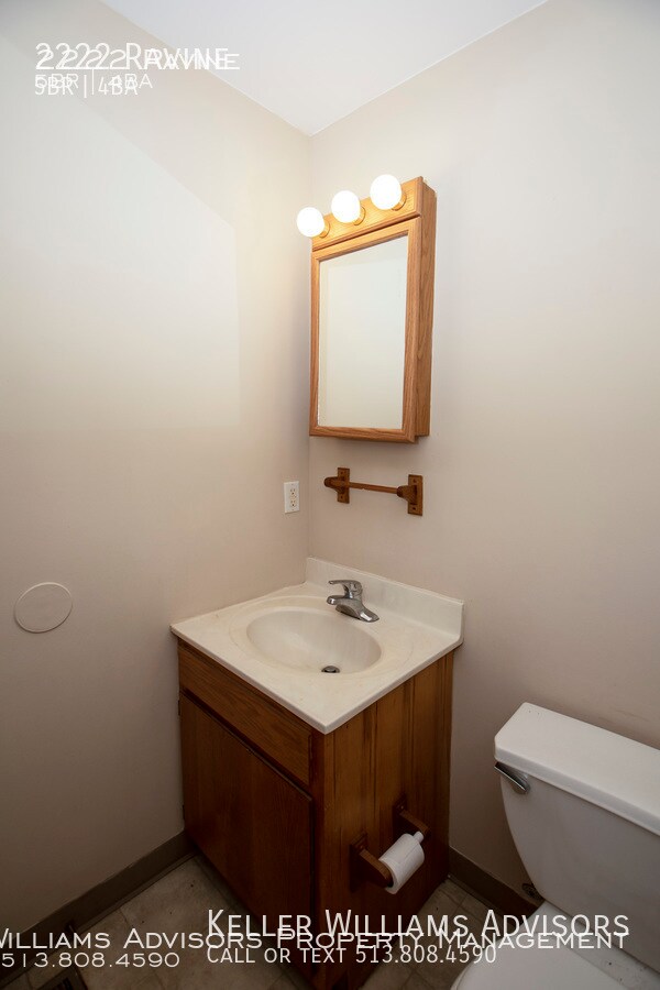 Building Photo - 2222 Ravine-