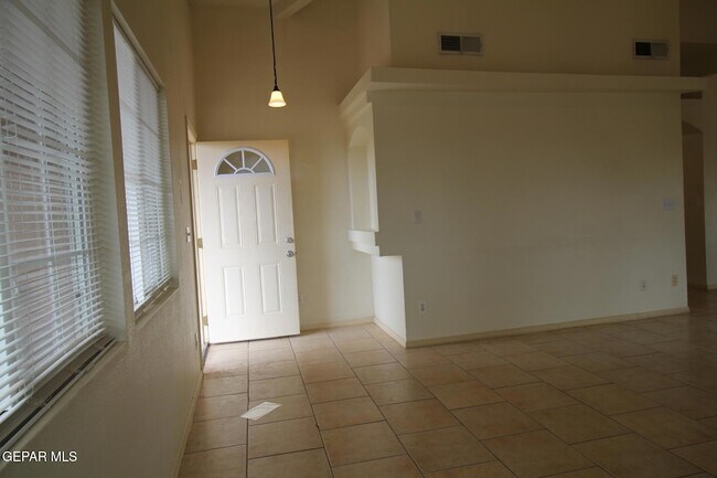 Building Photo - 456 Passmore Rd