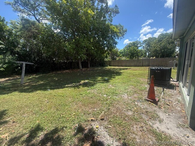Building Photo - 630 E Dayton Cir