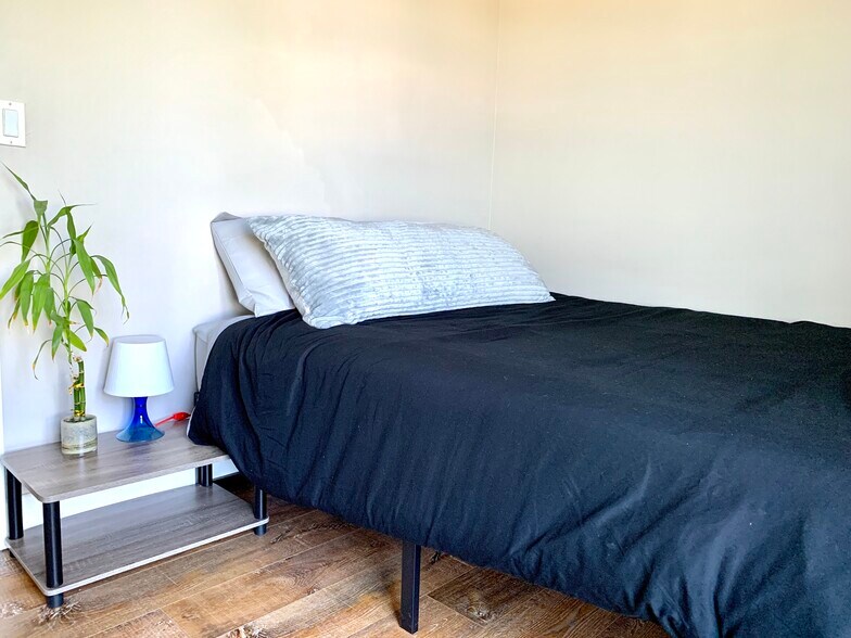 Bedroom 2 - 889 Date St