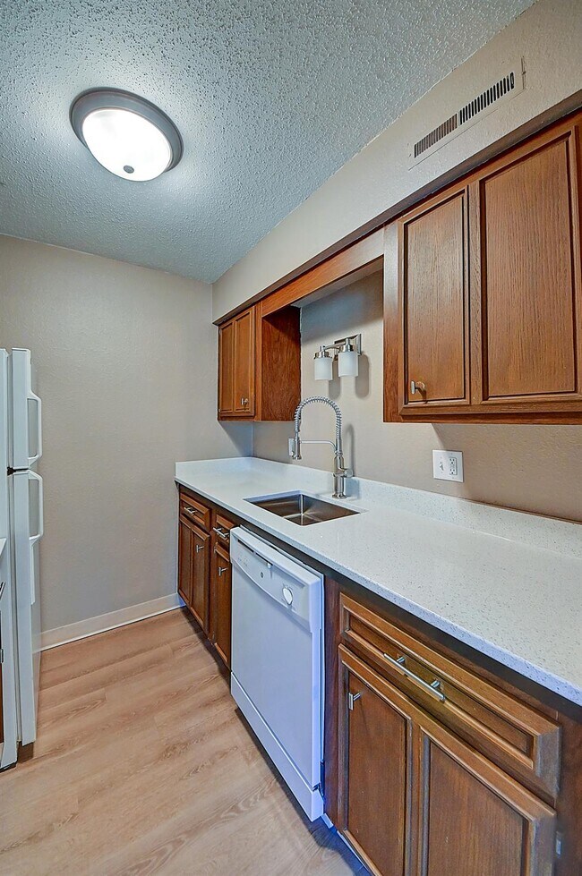 Building Photo - 1215 Oakland Rd NE