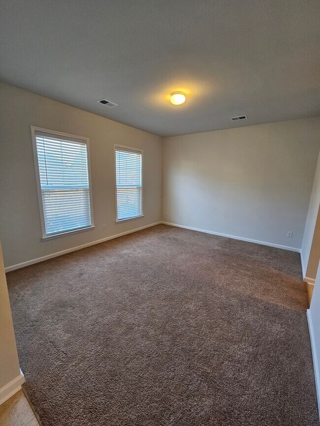 Building Photo - Spacious Two-Story Living on a Premium Lot...