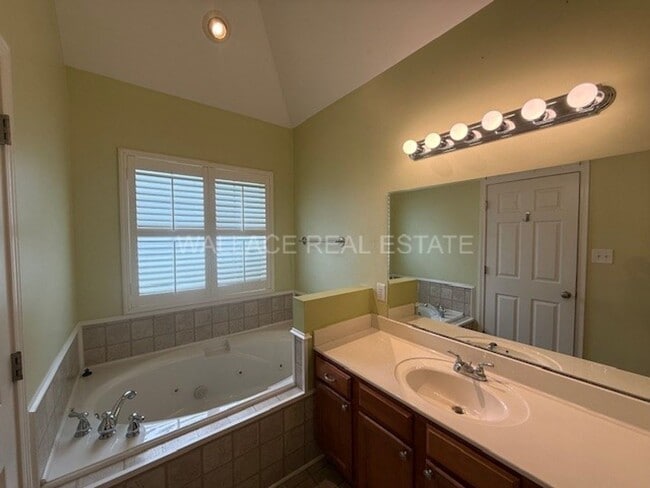 Building Photo - AWESOME 3 BEDROOM IN SOKNO IN COLONIAL EST...