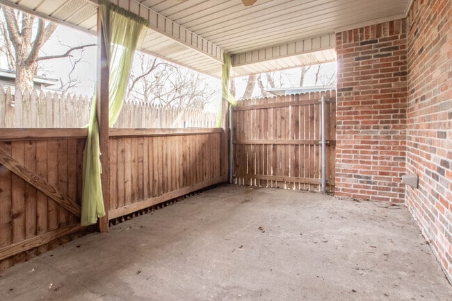 Building Photo - Withers Place Townhome!!