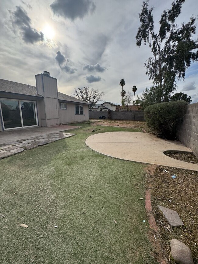 Building Photo - CORNER LOT 3 BEDROOM PLUS DEN WITH FIREPLACE AND LARGE YARD