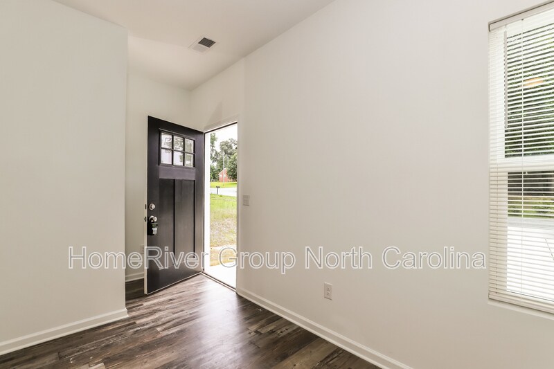 Building Photo - 828 Graylyn Dr