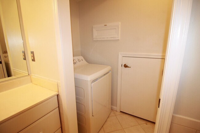 Building Photo - Maintenance free 2 bed and 2 bath condo in award winning golf course community of Kiln Creek