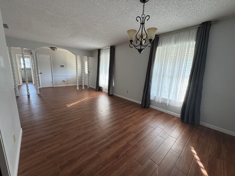 Building Photo - 807 Bass Cir