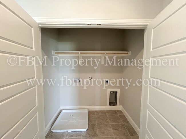 Building Photo - 2903 Layla Drive - Beautiful 3 Bedroom, 2....