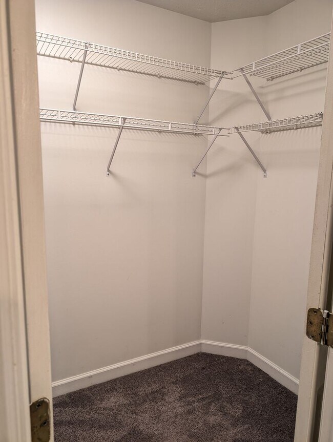 Building Photo - AVAILABLE 1/1/2026- 3 Bedroom / 2 Full Bath Home in Englewood!