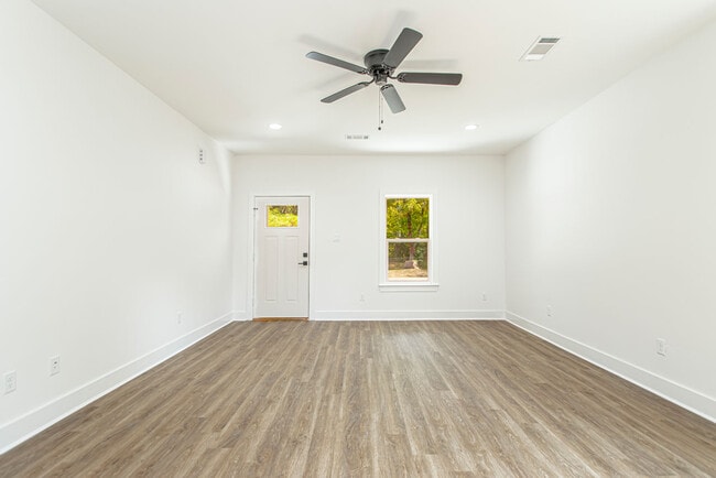Building Photo - 324 S Schiller St