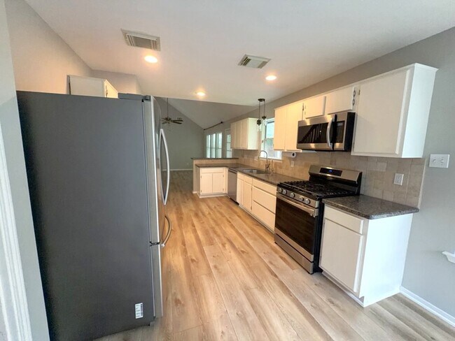 Building Photo - 2106 Lexington Woods Dr