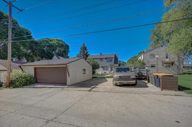 Building Photo - 10165 W Cleveland Ave