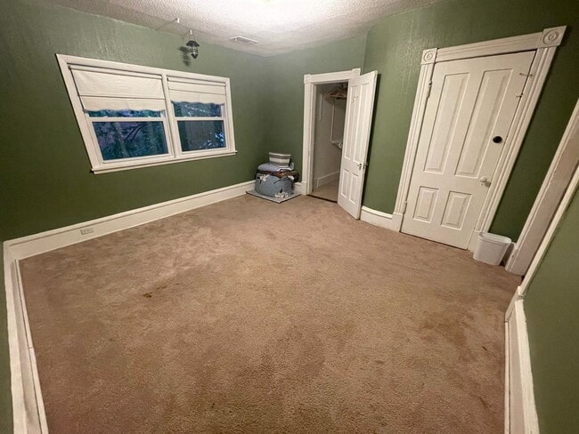 Building Photo - NE Minneapolis 2 Br / 1 Ba Upper Level Dup...