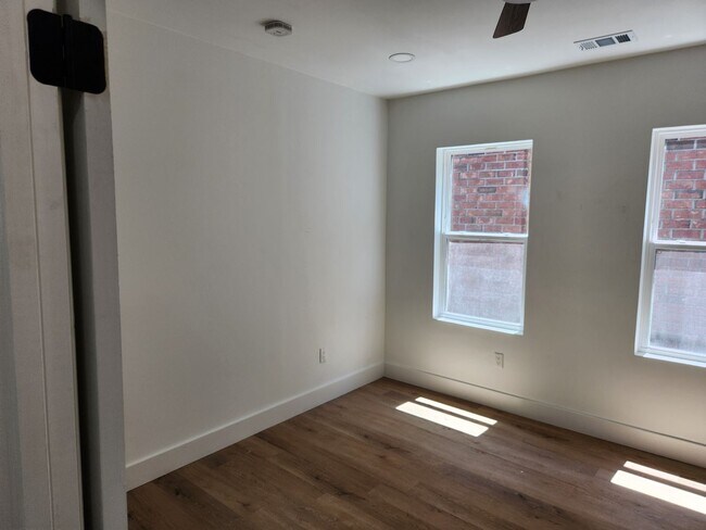 Building Photo - 422 W 42nd St