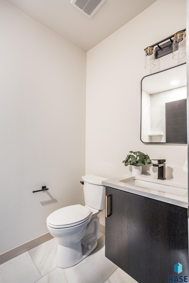 Building Photo - 2803 S Terry Ave