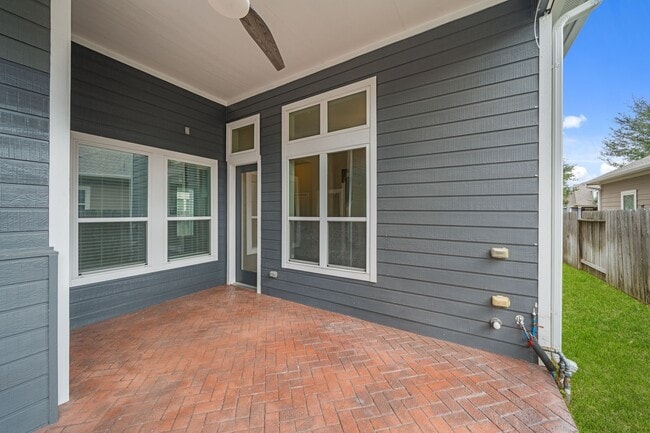 Building Photo - 17019 Seminole Ridge Dr