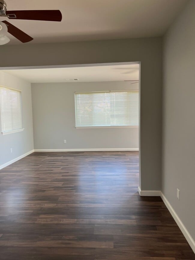 Building Photo - 2 bedroom, 1 bathroom home located in the ...