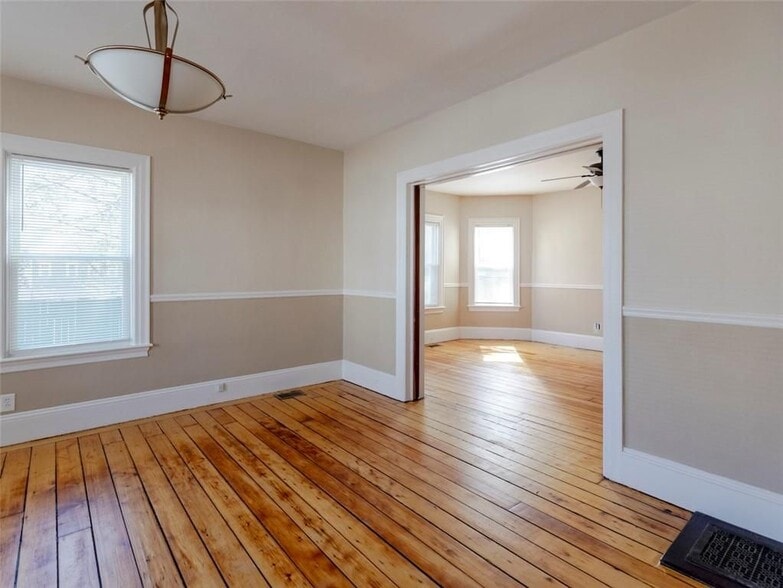 Building Photo - 18 Meader St