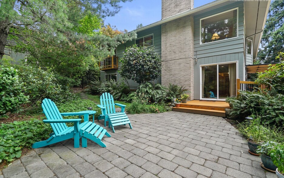 Side patio - 4625 SW 42nd Pl