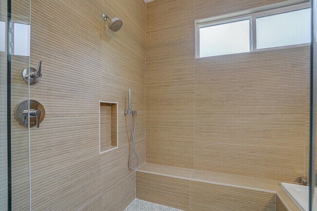 Building Photo - 9420 165th Pl N