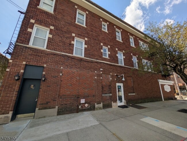 Building Photo - 629B Valley Rd