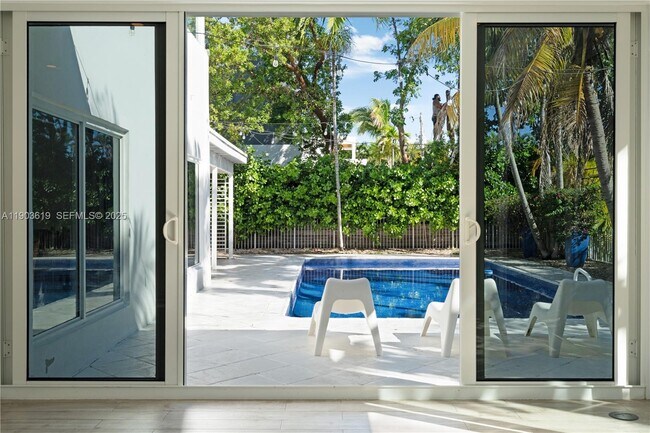 Building Photo - 525 Ridgewood Rd