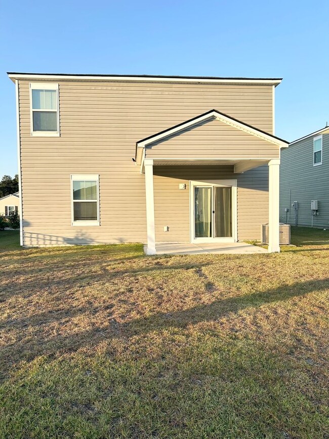 Building Photo - BEAUTIFUL 4 bedroom / 2.5 bath home locate...