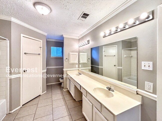 Building Photo - Stunning 3 Bed, 2.5 Bath Home with Modern ...