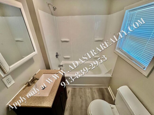 Building Photo - MOVE IN SPECIAL!! ADORABLE and CLEAN 2 Bed...